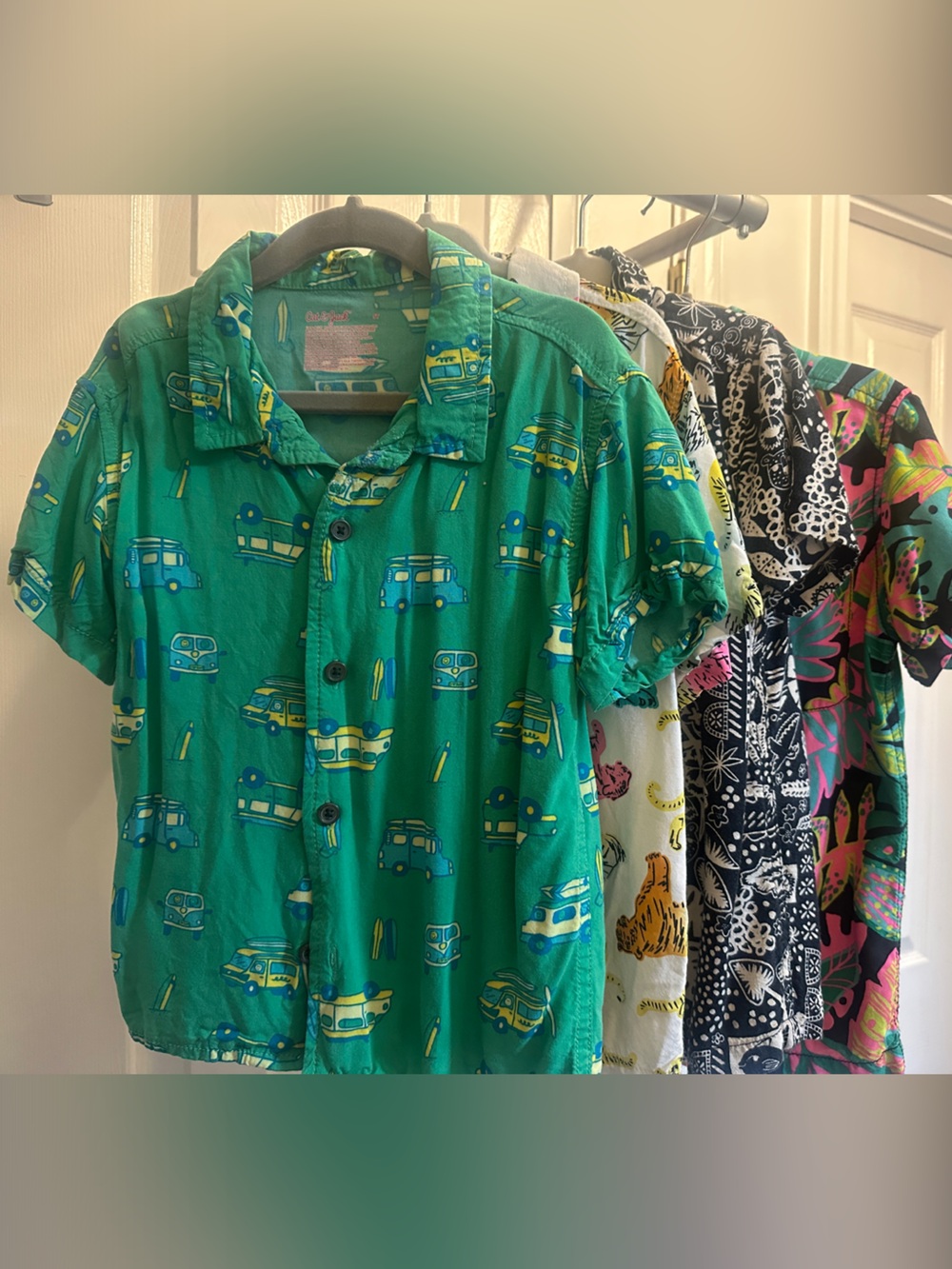 Lot of 4 boys Cat & Jack Green Short-Sleeve Button-Front Shirt with prints 5T